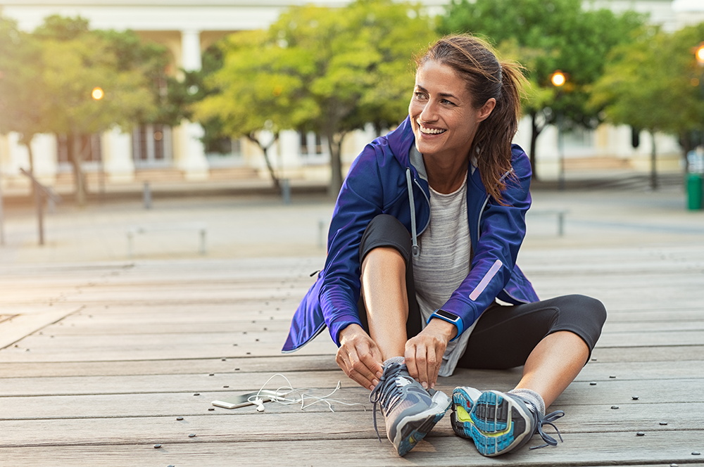 Een jogster doet haar schoenen aan voor het lopen.