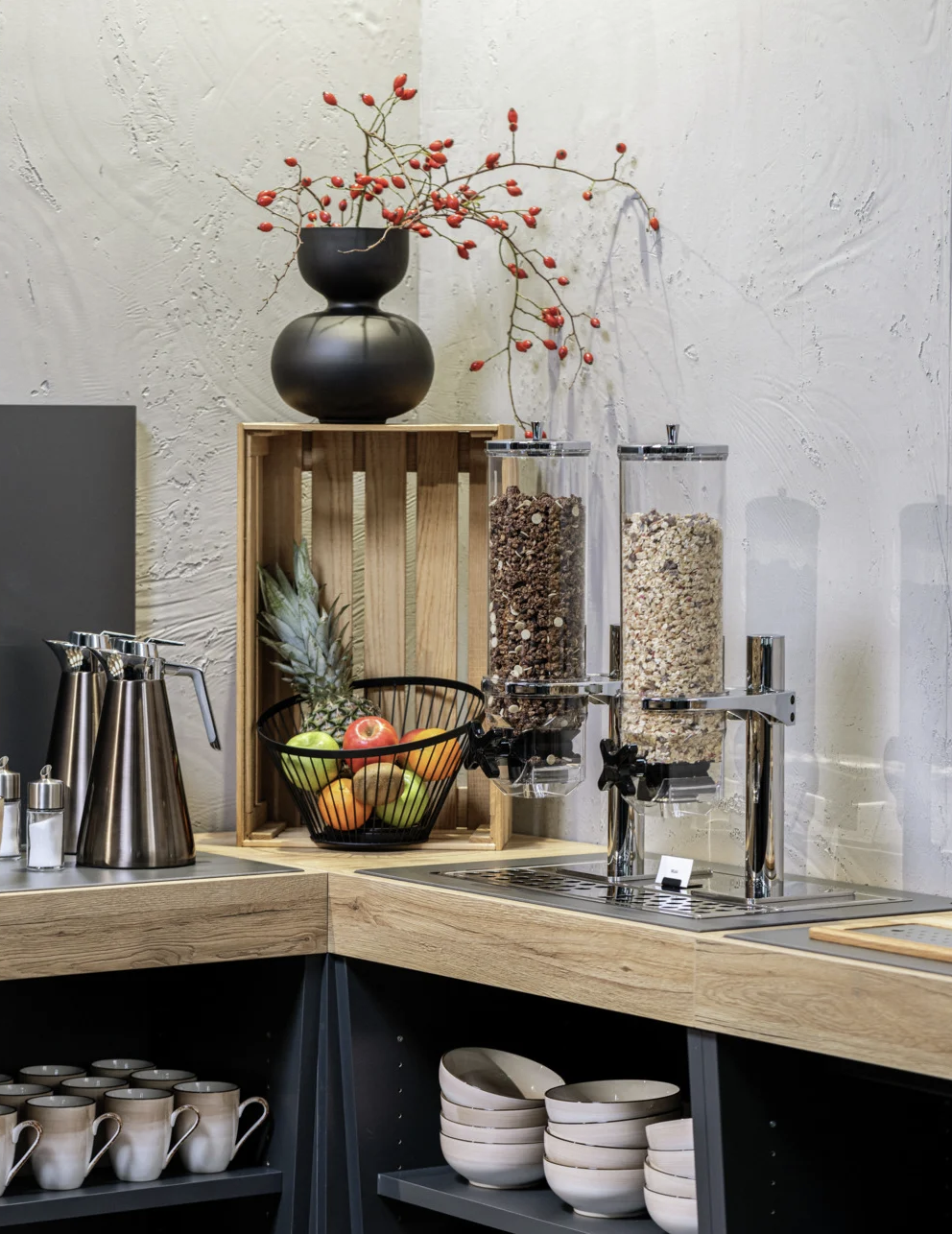 Modernes Office-Snack-Setup mit Müsli-Spendern, frischem Obst und Heißgetränkespendern – perfekter Office Snack Service für gesunde Pausen.