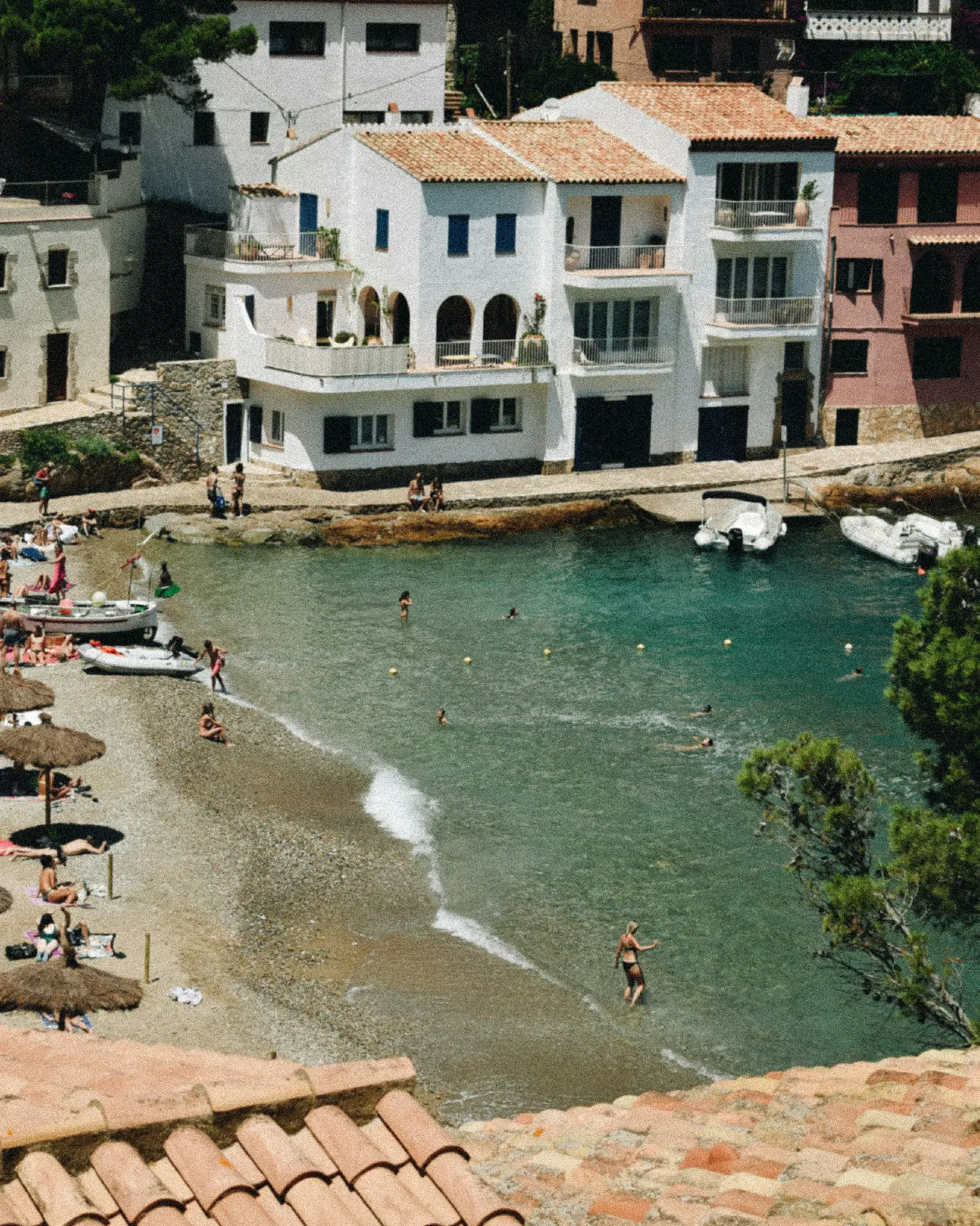 Crique de Sa Tuna à Begur, eau turquoise et maisons blanches, étape d'un séjour vélo sur la Costa Brava