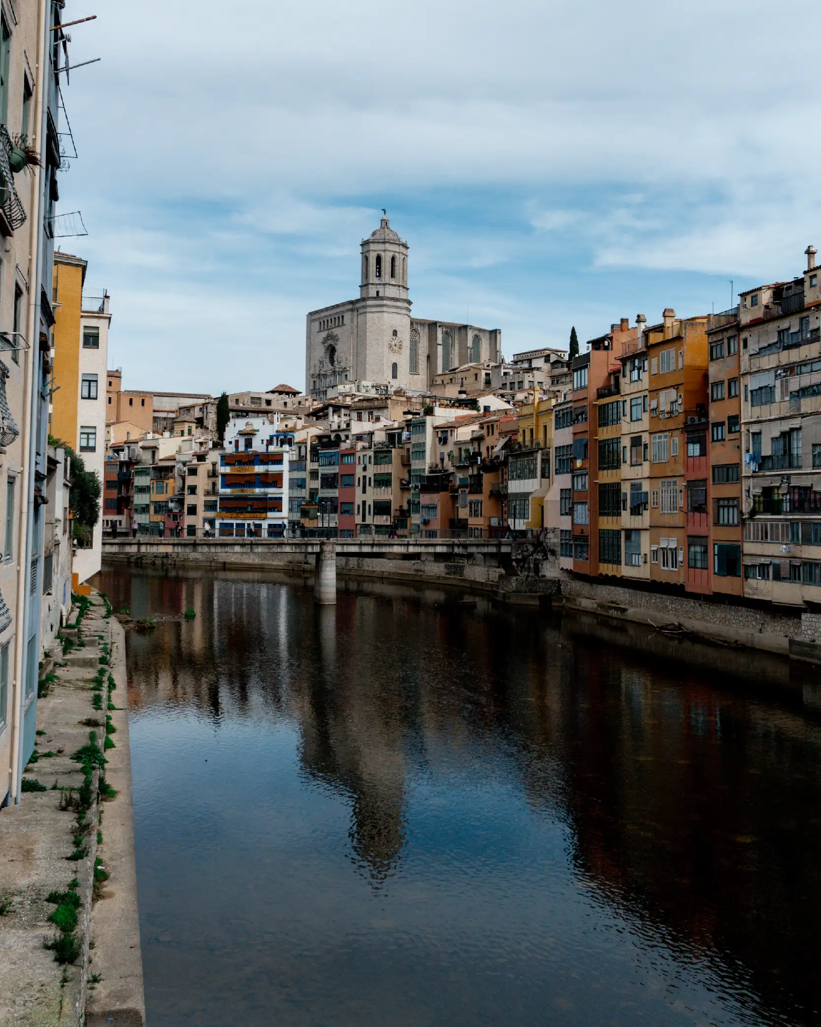 Maisons colorées de Girona au bord de l'Onyar et cathédrale Sainte-Marie, ville phare d'un séjour vélo en Catalogne