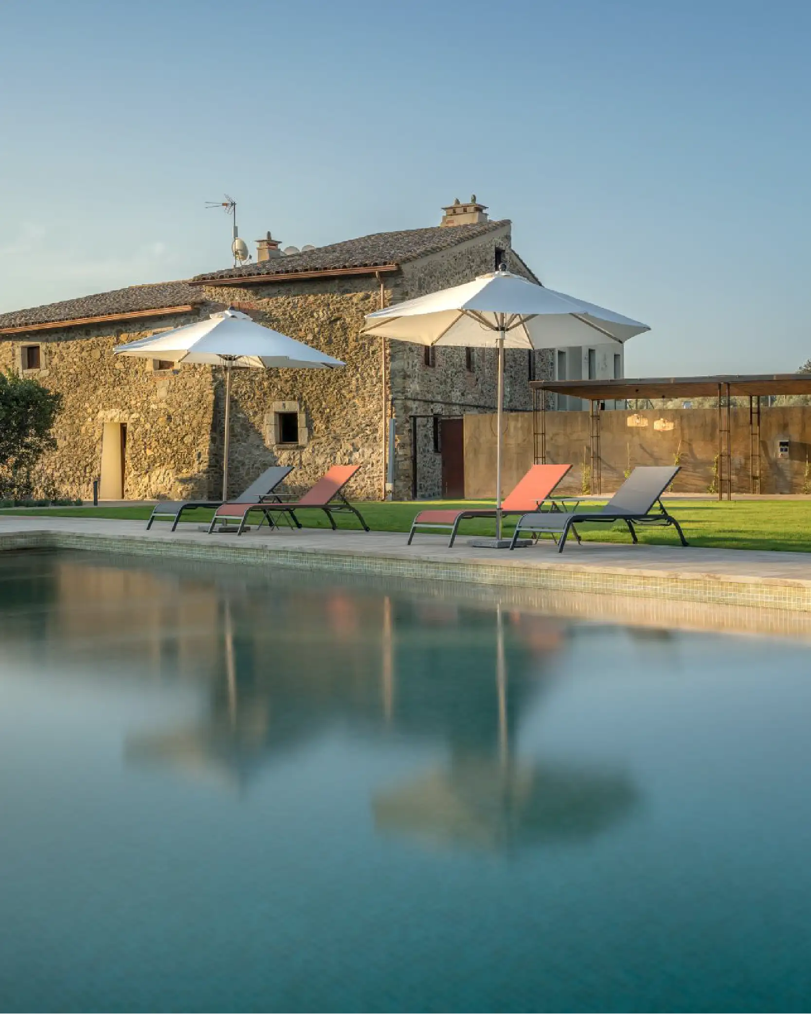 Piscine et mas catalan en pierre de l'hôtel 4 étoiles du séjour vélo KoMunity sur la Costa Brava
