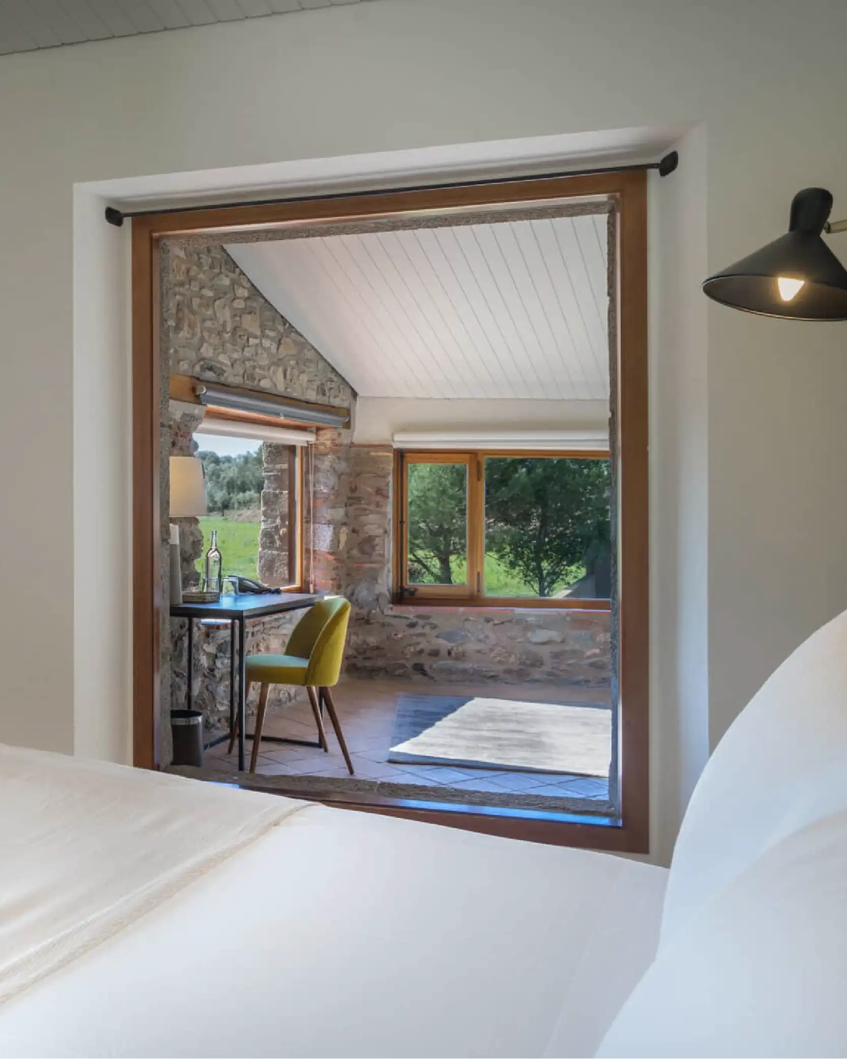 Chambre en pierre apparente avec bureau et vue sur la campagne, hôtel 4 étoiles du séjour vélo KoMunity
