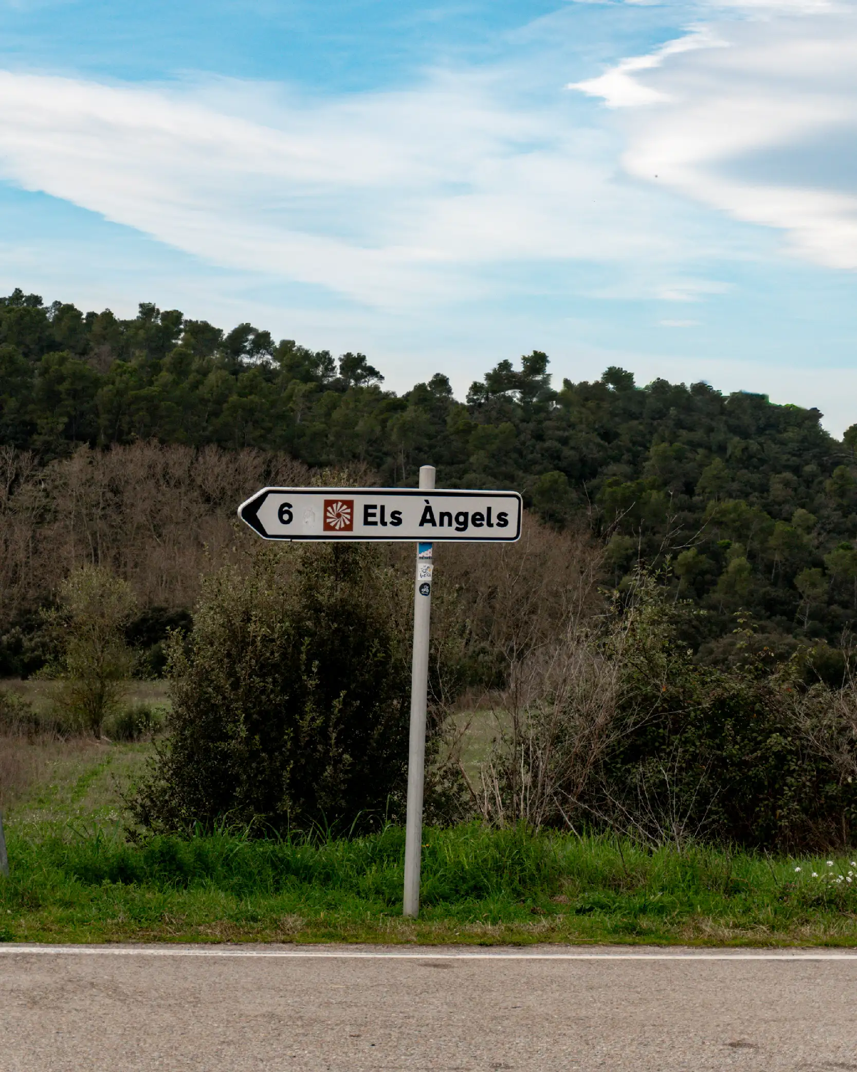 Panneau indiquant la montée d'Els Àngels à 6 km près de Girona, col mythique d'un séjour vélo en Catalogne