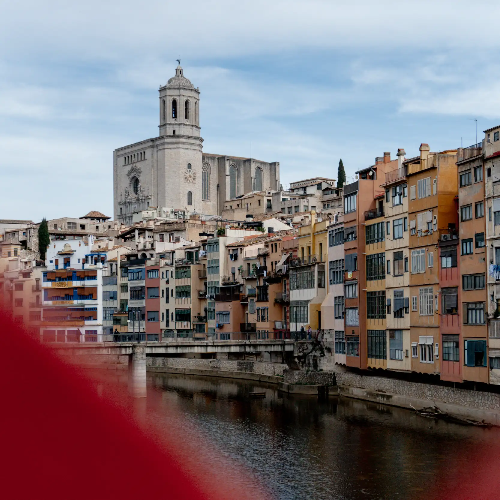 Clocher de la cathédrale et maisons suspendues sur l'Onyar à Girona, capitale européenne du cyclisme sur route