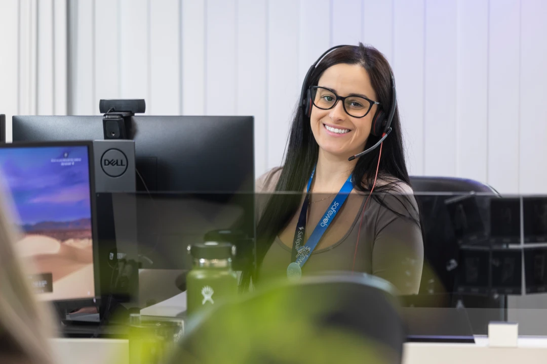 Consultora da Safeweb com headset durante atendimento