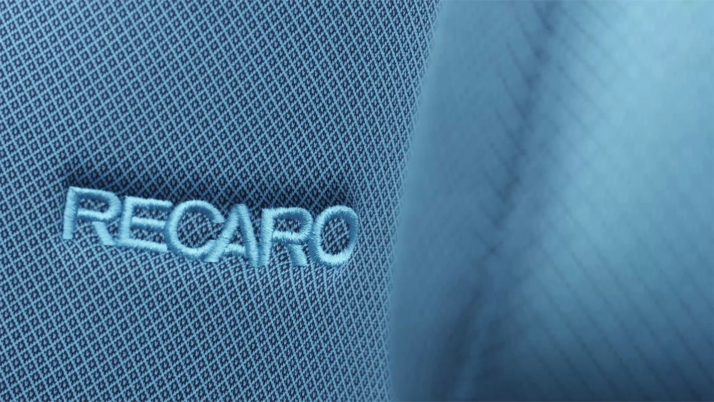 Produktfilm der Filmproduktion Panda Pictures aus München und Ulm für Recaro. Eine Detailaufnahme des Recaro Logos, gefilmt für einen Produktfilm.
