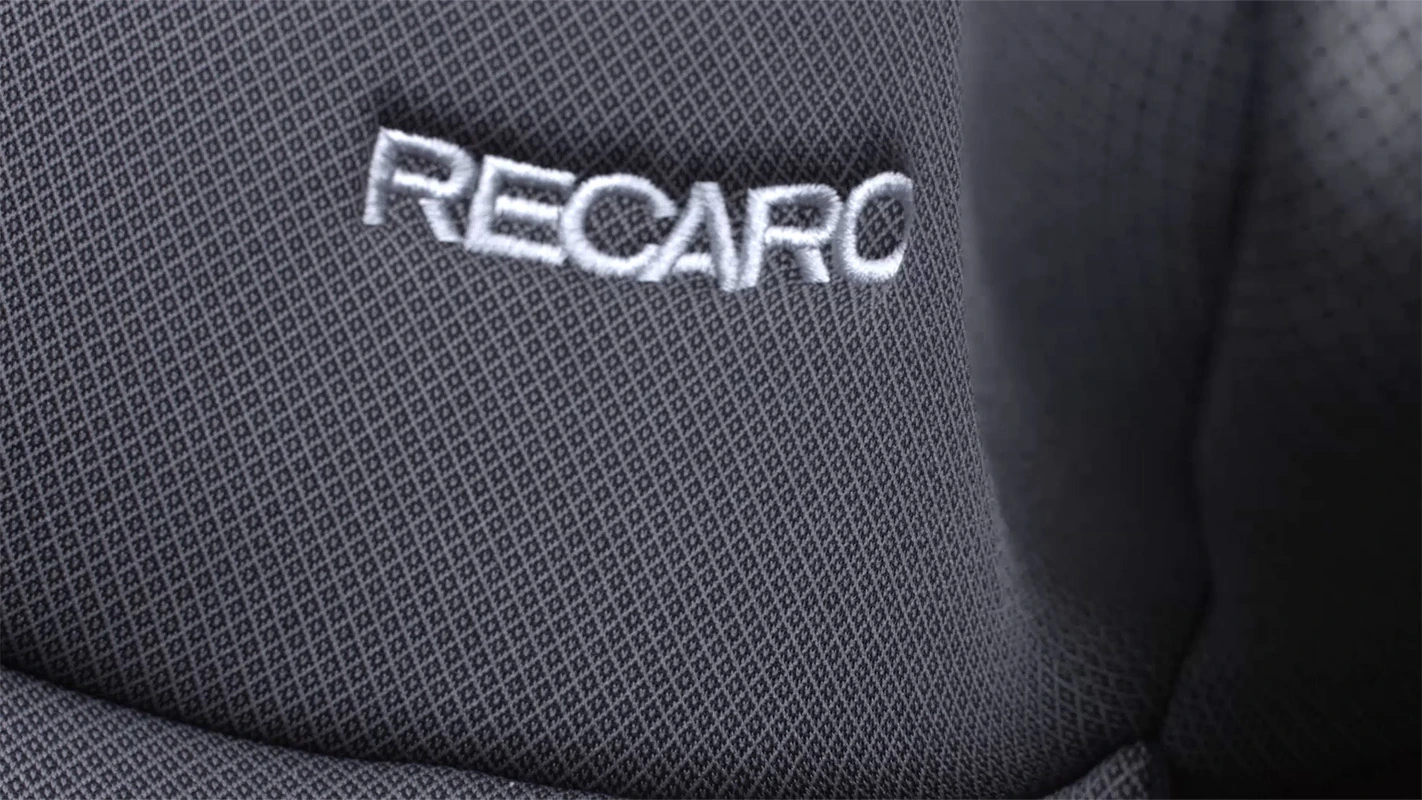 Produktfilm der Filmproduktion Panda Pictures aus München und Ulm für Recaro. Eine Nahaufnahme des eingestickten Logos auf dem Stoff des Kindersitzes.