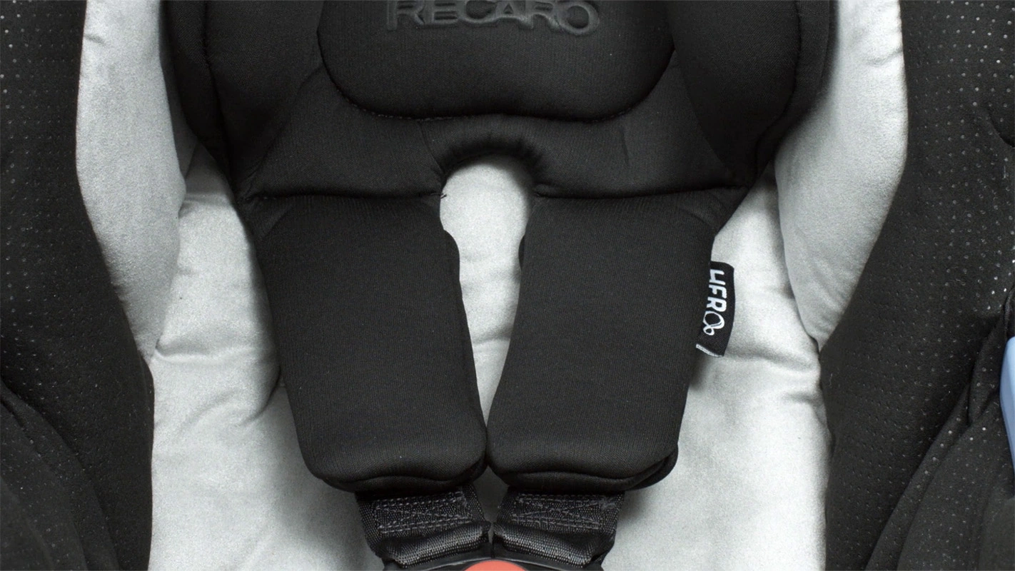 Produktfilm der Filmproduktion Panda Pictures aus München und Ulm für Recaro. Eine Nahaufnahme der Gurt-Schnalle für einen detaillierten Produktfilm.