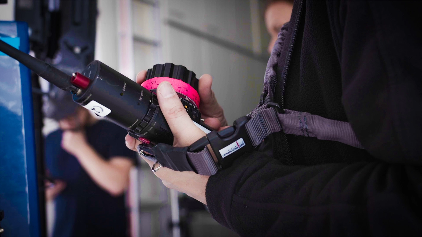 Recruitingfilm der Filmproduktion Panda Pictures aus München und Ulm für Reviderm. Hände bedienen ein Gerät zur Funksteuerung der Filmtechnik am Set.