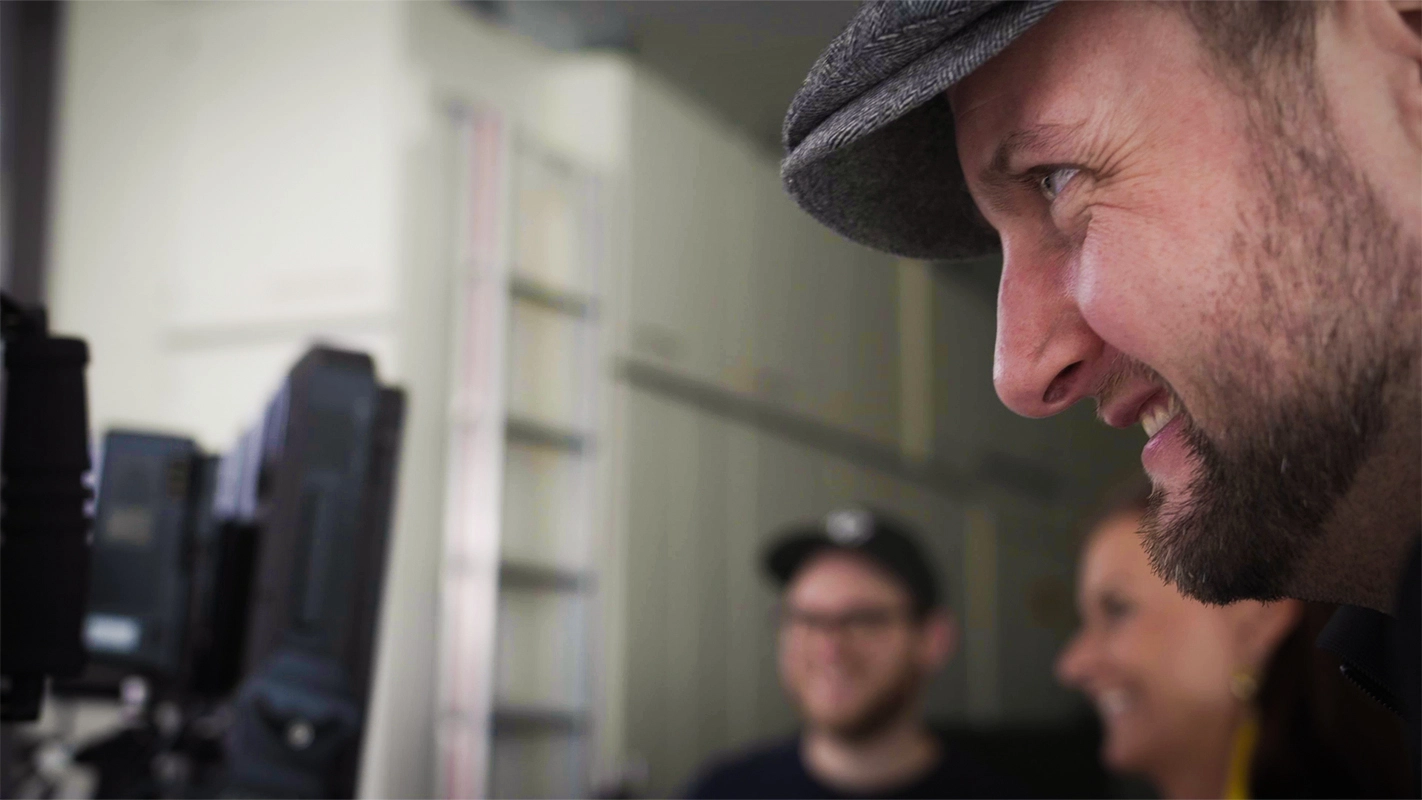 Recruitingfilm der Filmproduktion Panda Pictures aus München und Ulm für Reviderm. Der Regisseur schaut mit dem Filmteam die gerade gedrehte Szene an.
