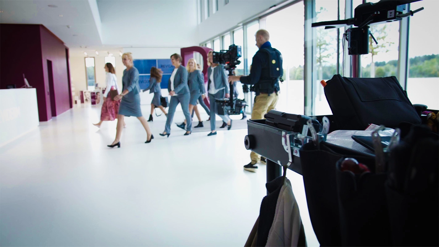 Recruitingfilm der Filmproduktion Panda Pictures aus München und Ulm für Reviderm. Eine Kamerafahrt begleitet eine Gruppe Darsteller im Gebäude.