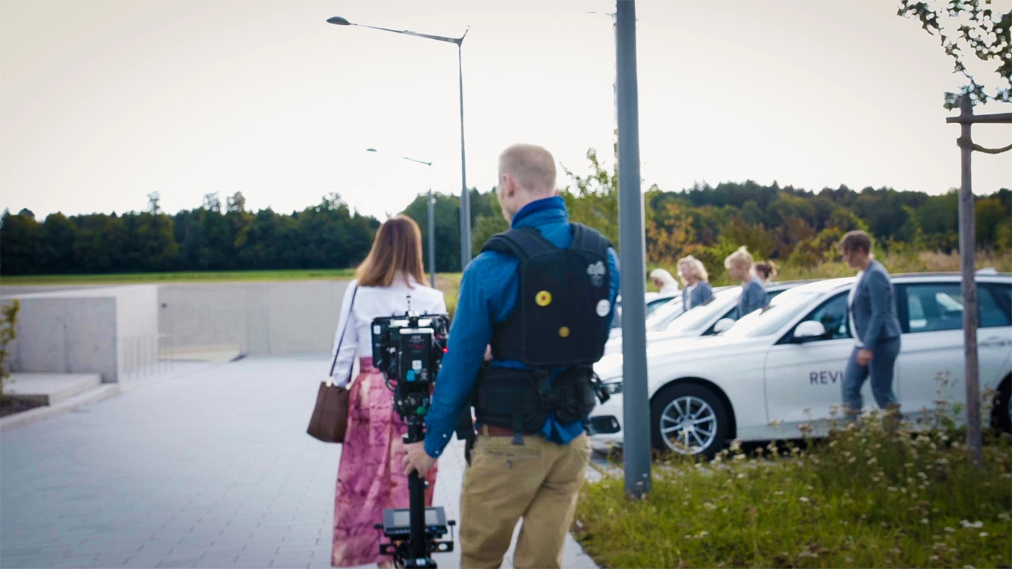 Recruitingfilm der Filmproduktion Panda Pictures aus München und Ulm für Reviderm. Ein Kameramann filmt eine Szene mit Darstellern im Freien.