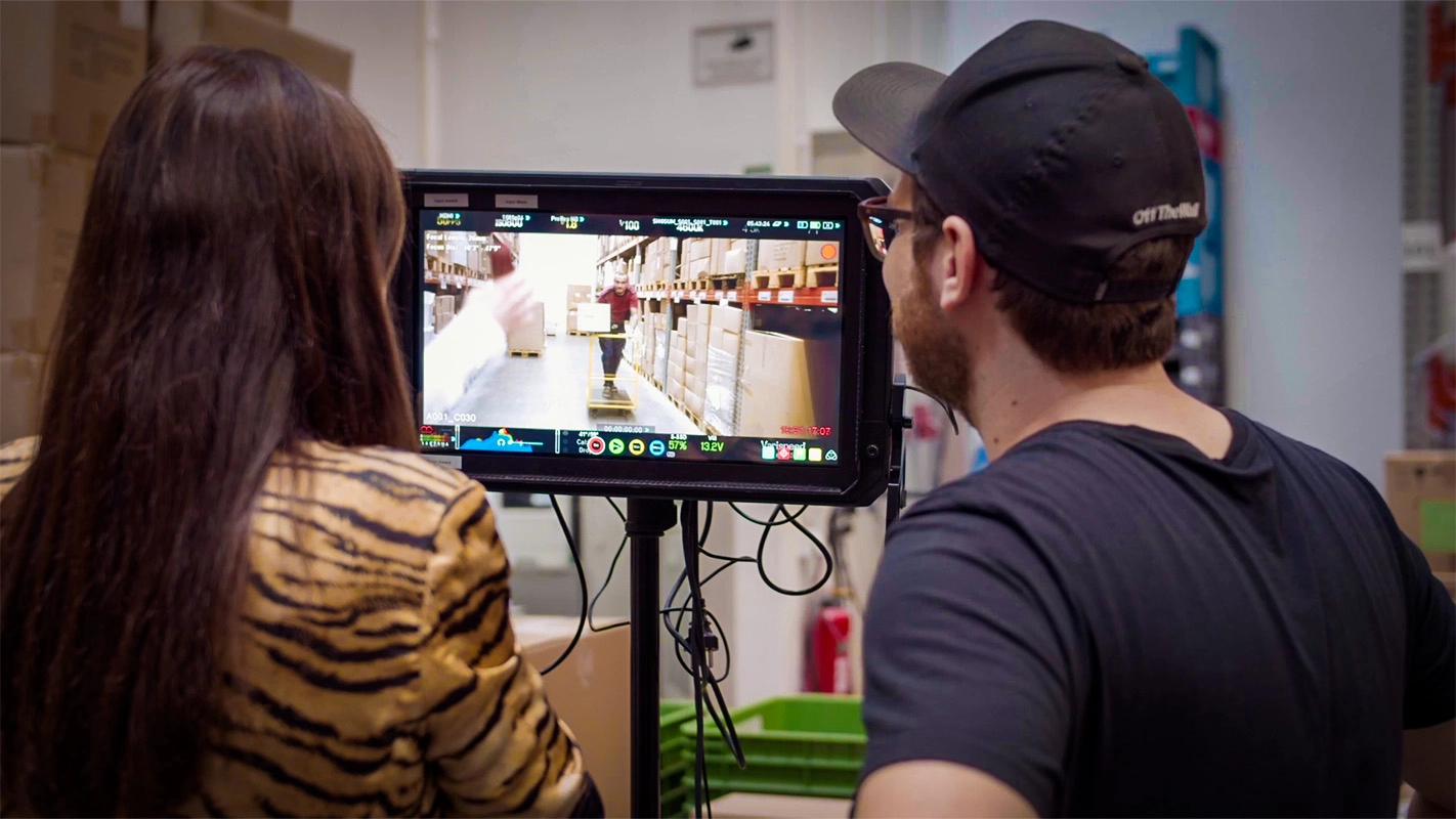 Recruitingfilm der Filmproduktion Panda Pictures aus München und Ulm für Reviderm. Zwei Teammitglieder beobachten die Einstellung auf einem Kameramonitor.