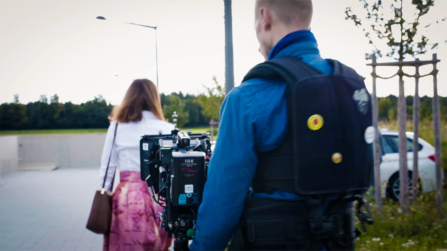 Recruitingfilm der Filmproduktion Panda Pictures aus München und Ulm für Reviderm. Der Kameramann filmt mit einem Steadycam-Rig eine Darstellerin.