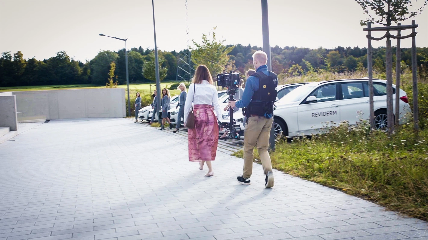 Recruitingfilm der Filmproduktion Panda Pictures aus München und Ulm für Reviderm. Eine flüssige Kamerafahrt folgt einer Darstellerin auf einem Weg.