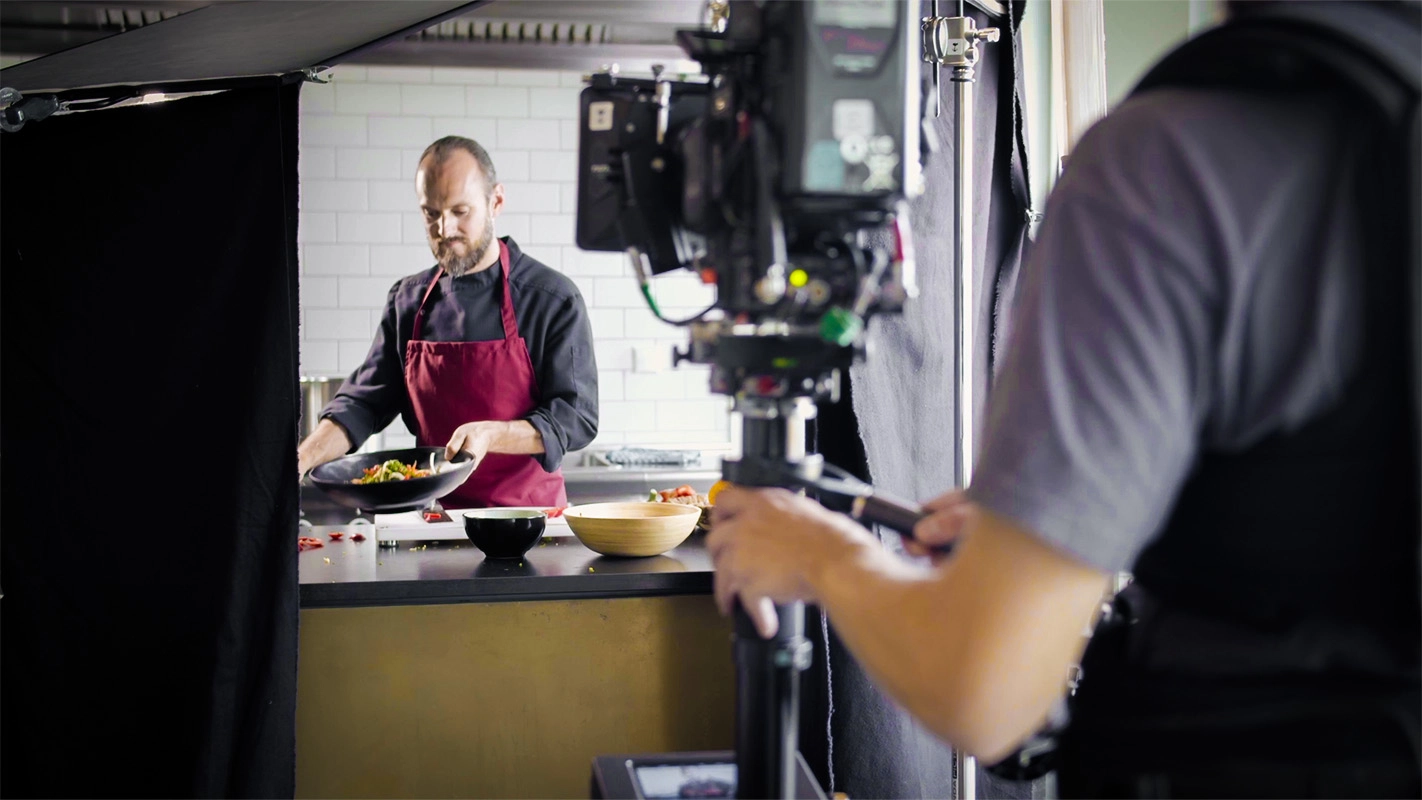 Recruitingfilm der Filmproduktion Panda Pictures aus München und Ulm für Reviderm. Der Darsteller bereitet eine Mahlzeit zu, während die Szene gedreht wird.