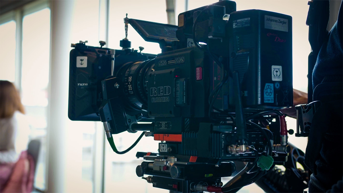 Recruitingfilm der Filmproduktion Panda Pictures aus München und Ulm für Reviderm. Eine professionelle Filmkamera, eine RED Raven, ist für eine Aufnahme bereit.