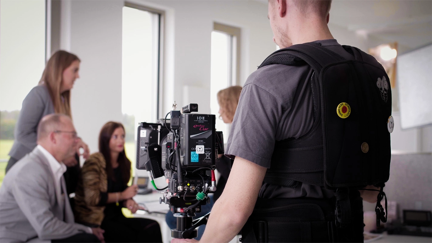 Recruitingfilm der Filmproduktion Panda Pictures aus München und Ulm für Reviderm. Der Kameramann filmt mit einem Rig die Darsteller am Set für ein Making-of.