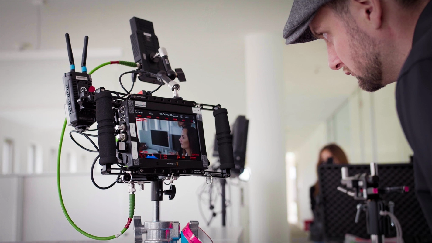 Recruitingfilm der Filmproduktion Panda Pictures aus München und Ulm für Reviderm. Der Regisseur prüft die Nahaufnahme einer Darstellerin auf dem Kameramonitor.