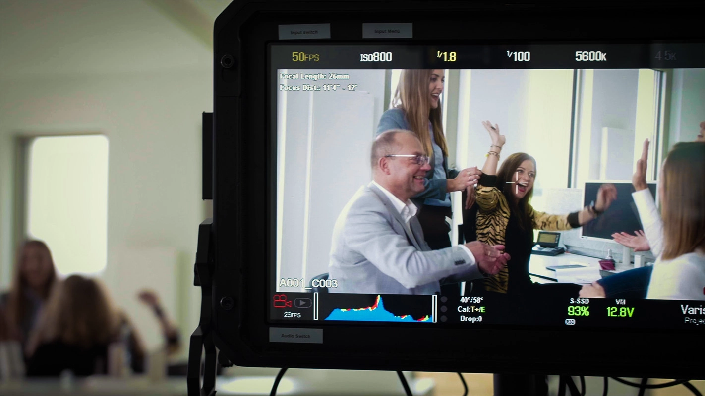 Recruitingfilm der Filmproduktion Panda Pictures aus München und Ulm für Reviderm. Eine Szene mit glücklichen Darstellern ist auf dem Set-Monitor zu sehen.