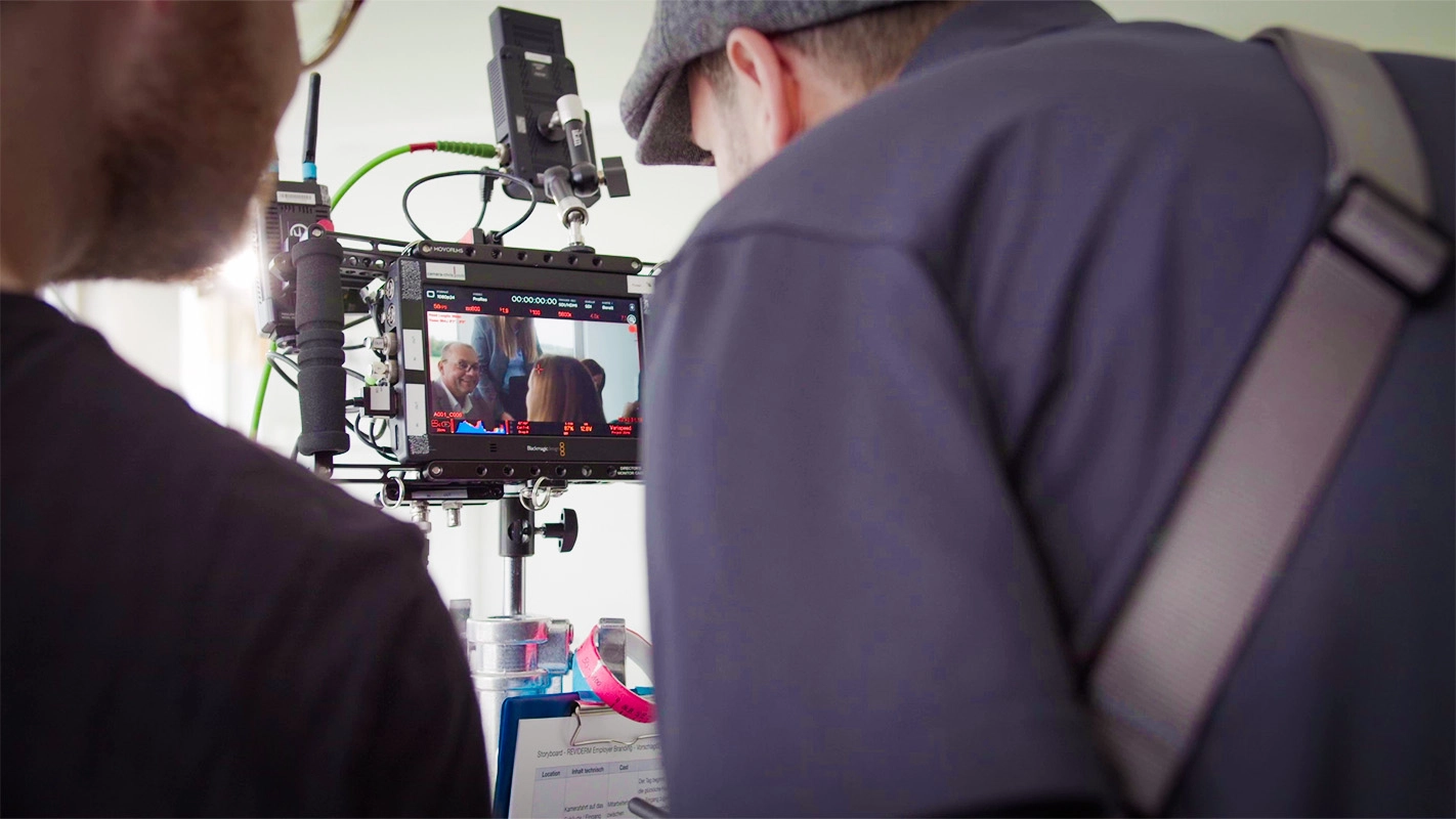 Recruitingfilm der Filmproduktion Panda Pictures aus München und Ulm für Reviderm. Zwei Filmleute überprüfen am Set die Einstellung auf dem Kameramonitor.
