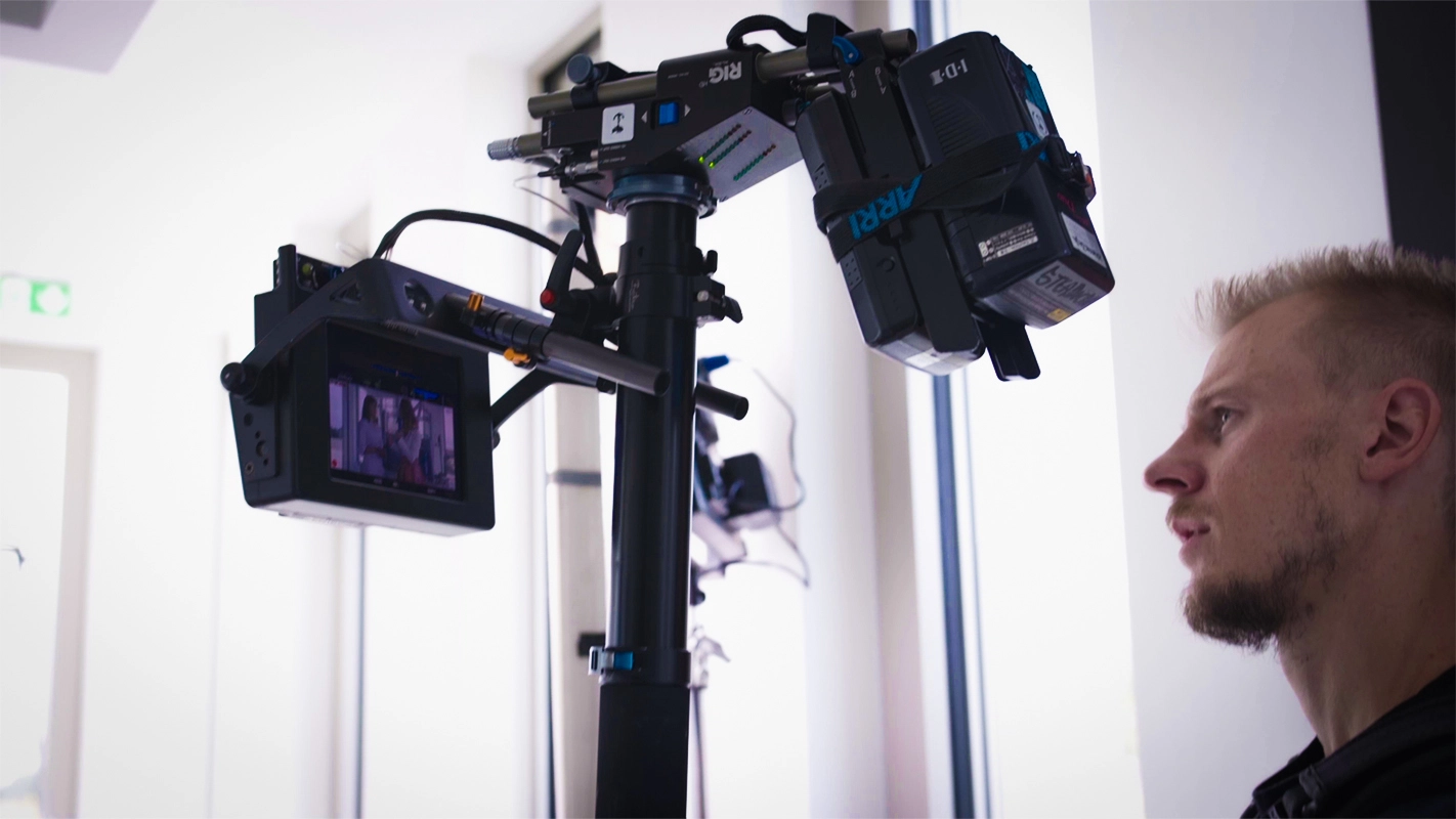 Recruitingfilm der Filmproduktion Panda Pictures aus München und Ulm für Reviderm. Ein Kameramann blickt auf den Monitor seines Kamera-Rigs am Set.
