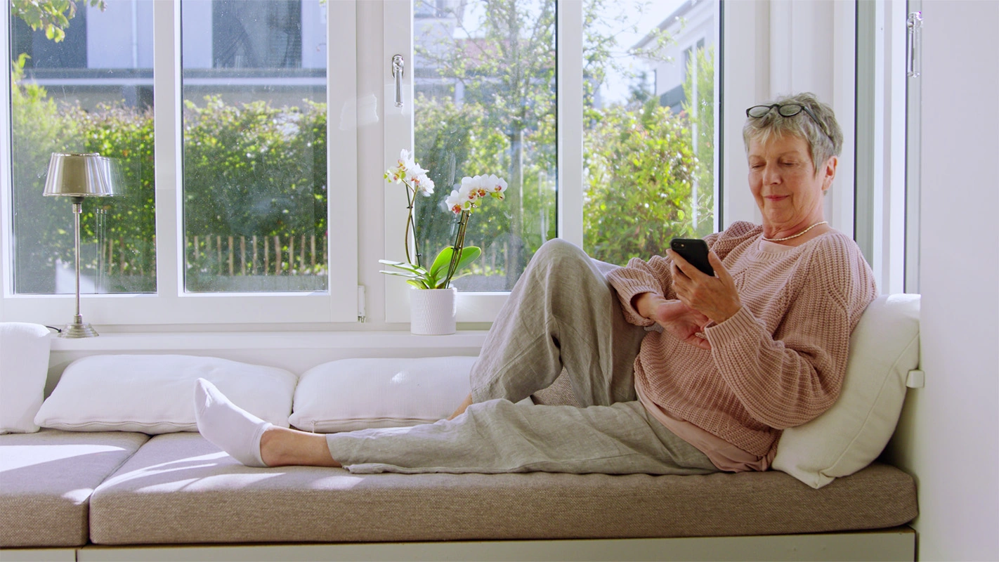 Erklärfilm der Filmproduktion Panda Pictures aus München und Ulm für Landesanstalt für Kommunikation. Eine Darstellerin liegt entspannt auf einem Sofa und benutzt ihr Smartphone, eine ruhige Einstellung, die Komfort betont.