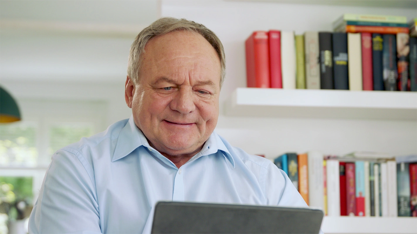 Erklärfilm der Filmproduktion Panda Pictures aus München und Ulm für Landesanstalt für Kommunikation. Ein Darsteller konzentriert sich auf ein Tablet, eine Nahaufnahme, die seine Interaktion mit der App als Filmsequenz darstellt.