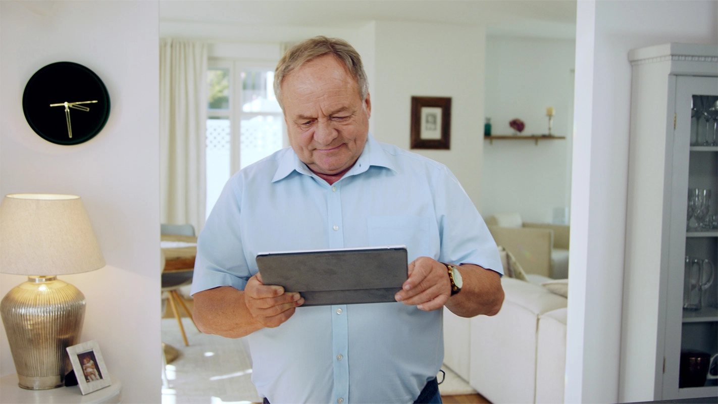Erklärfilm der Filmproduktion Panda Pictures aus München und Ulm für Landesanstalt für Kommunikation. Ein Darsteller mit Tablet blickt freundlich in die Kamera, eine Kamerabewegung begleitet ihn in dieser Szene.