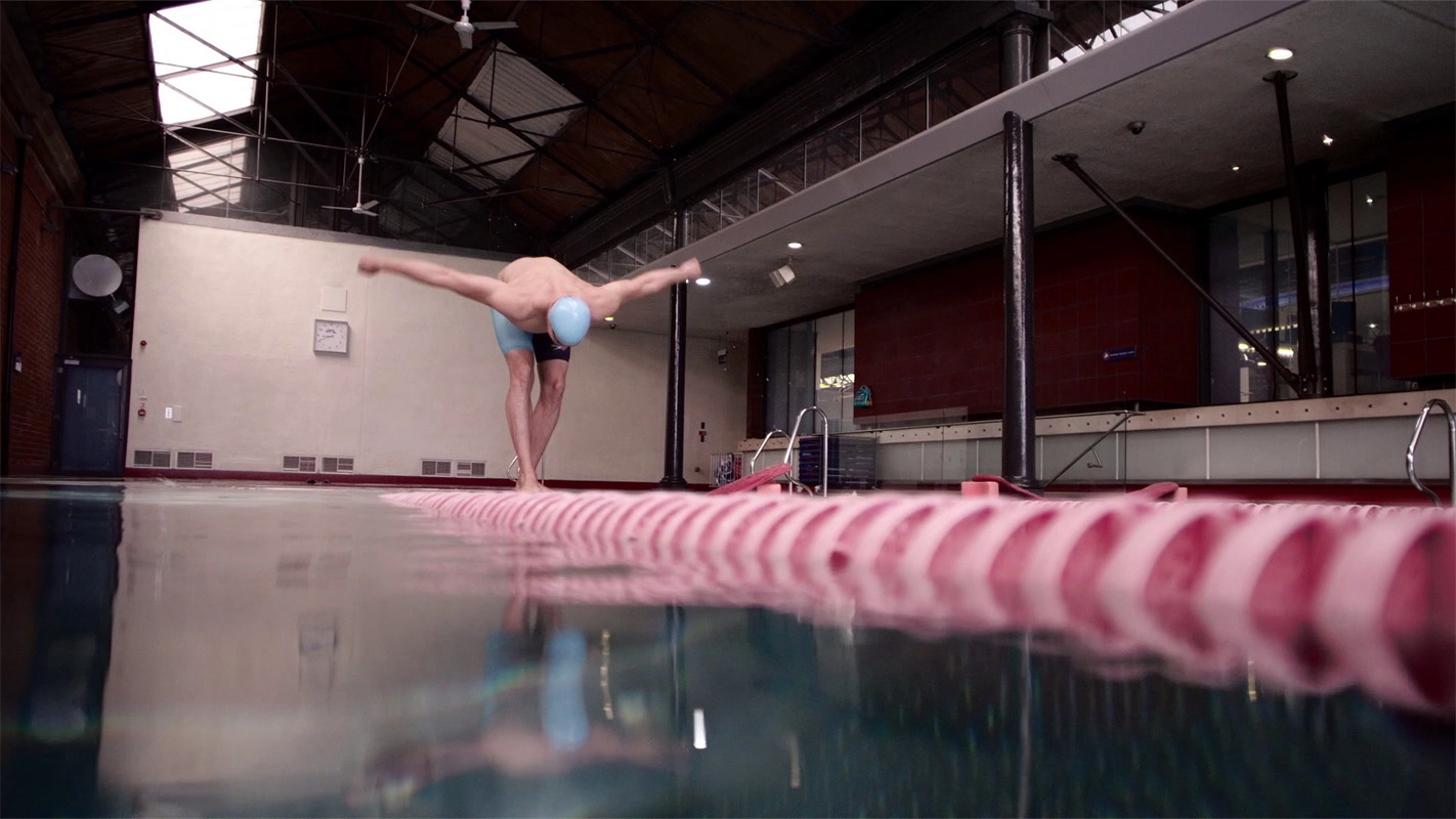 Imagefilm der Filmproduktion Panda Pictures aus München und Ulm für Speedo. Ein Schwimmer am Beckenrand dehnt sich, eine Totale fängt die ruhige Atmosphäre und die Länge der Schwimmbahn ein.