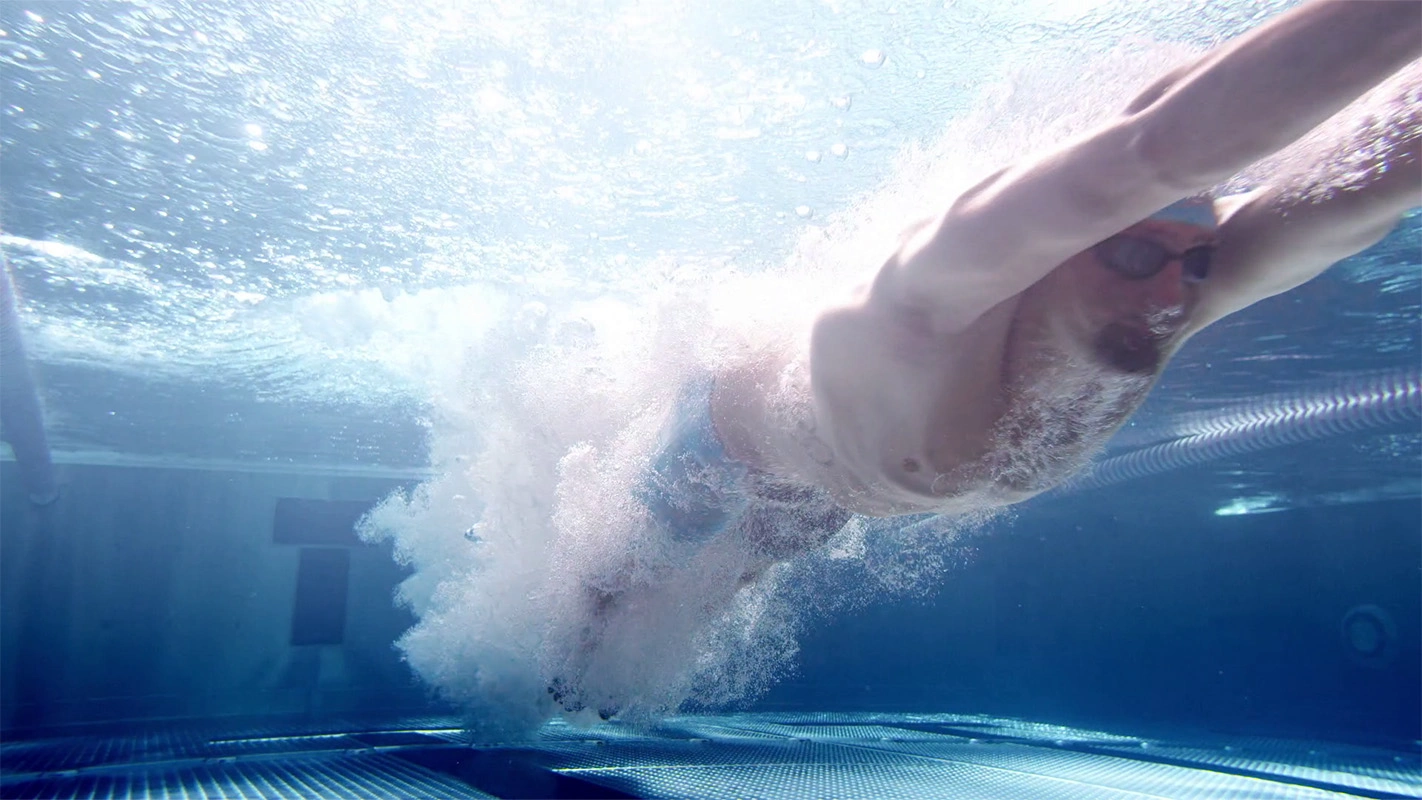 Imagefilm der Filmproduktion Panda Pictures aus München und Ulm für Speedo. Unterwasserperspektive eines Schwimmers beim Start, der kraftvolle Eintauchmoment wurde hier eindrucksvoll inszeniert.