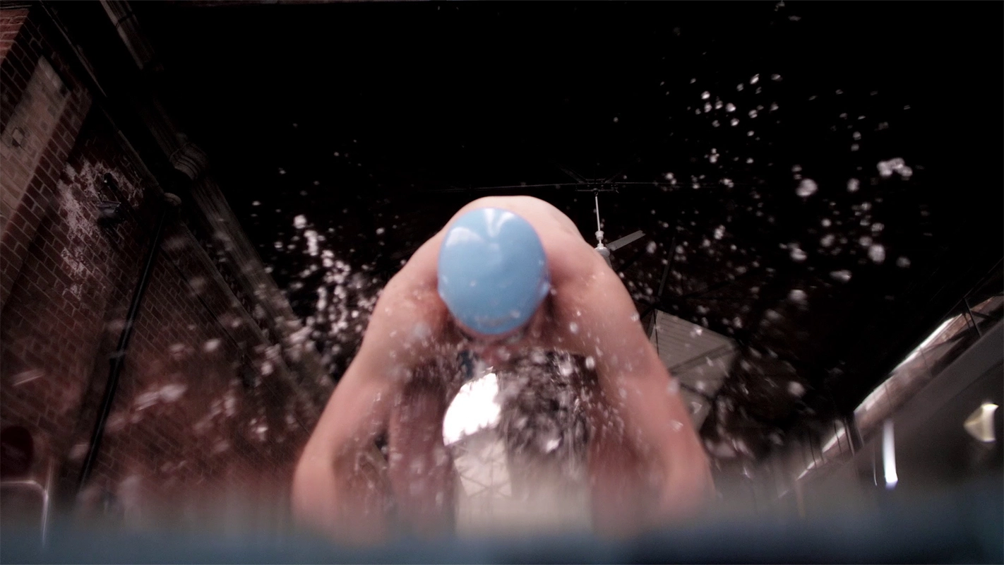 Imagefilm der Filmproduktion Panda Pictures aus München und Ulm für Speedo. Eine spektakuläre Unterwasseransicht zeigt den Sprung eines Schwimmers, perfekt eingefangen als actionreiche Filmsequenz.