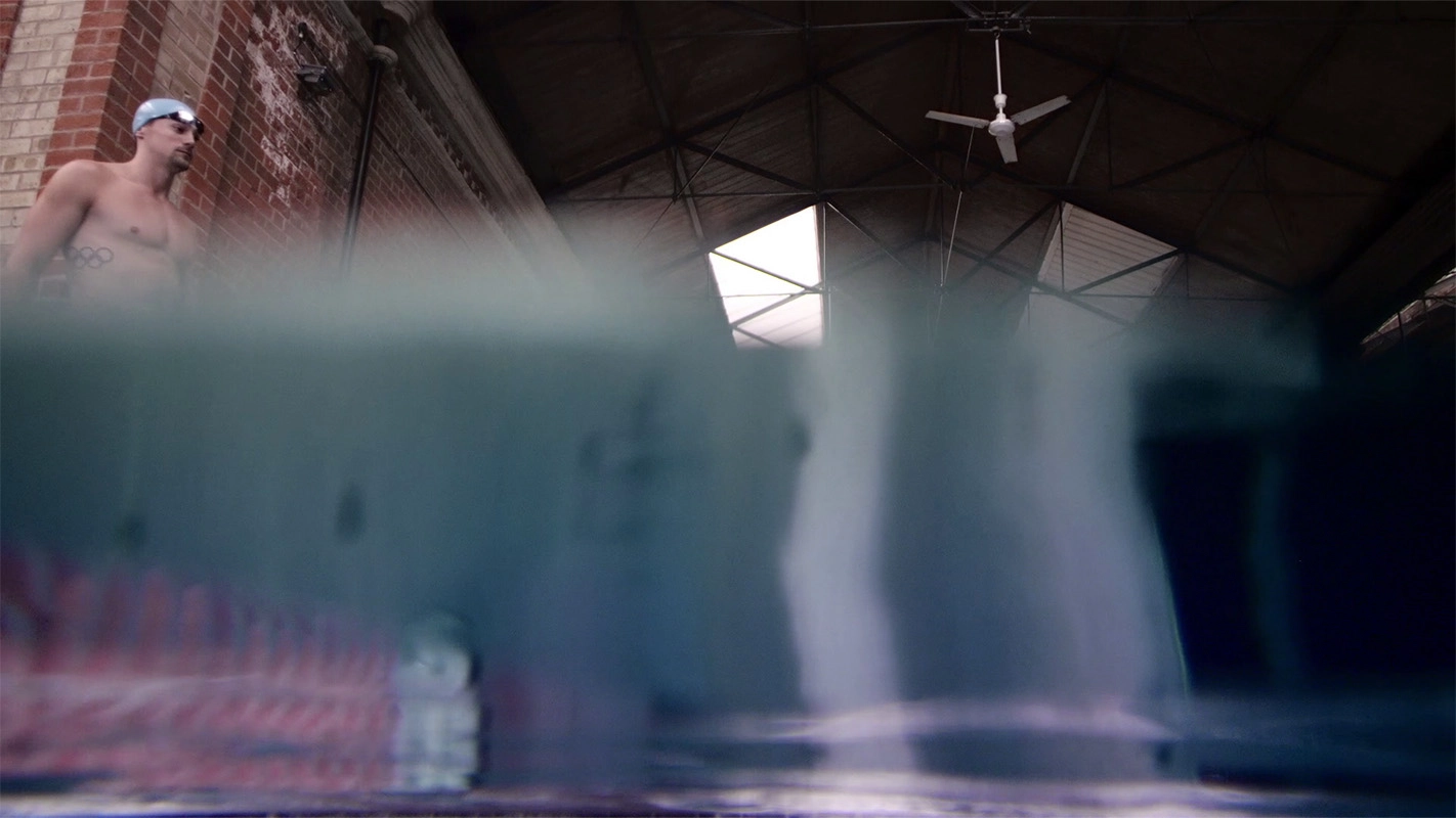 Imagefilm der Filmproduktion Panda Pictures aus München und Ulm für Speedo. Die Unterwasserperspektive fängt einen Athleten am Beckenrand ein, welcher bereit für den Sprung ist – eine beeindruckende Einstellung.