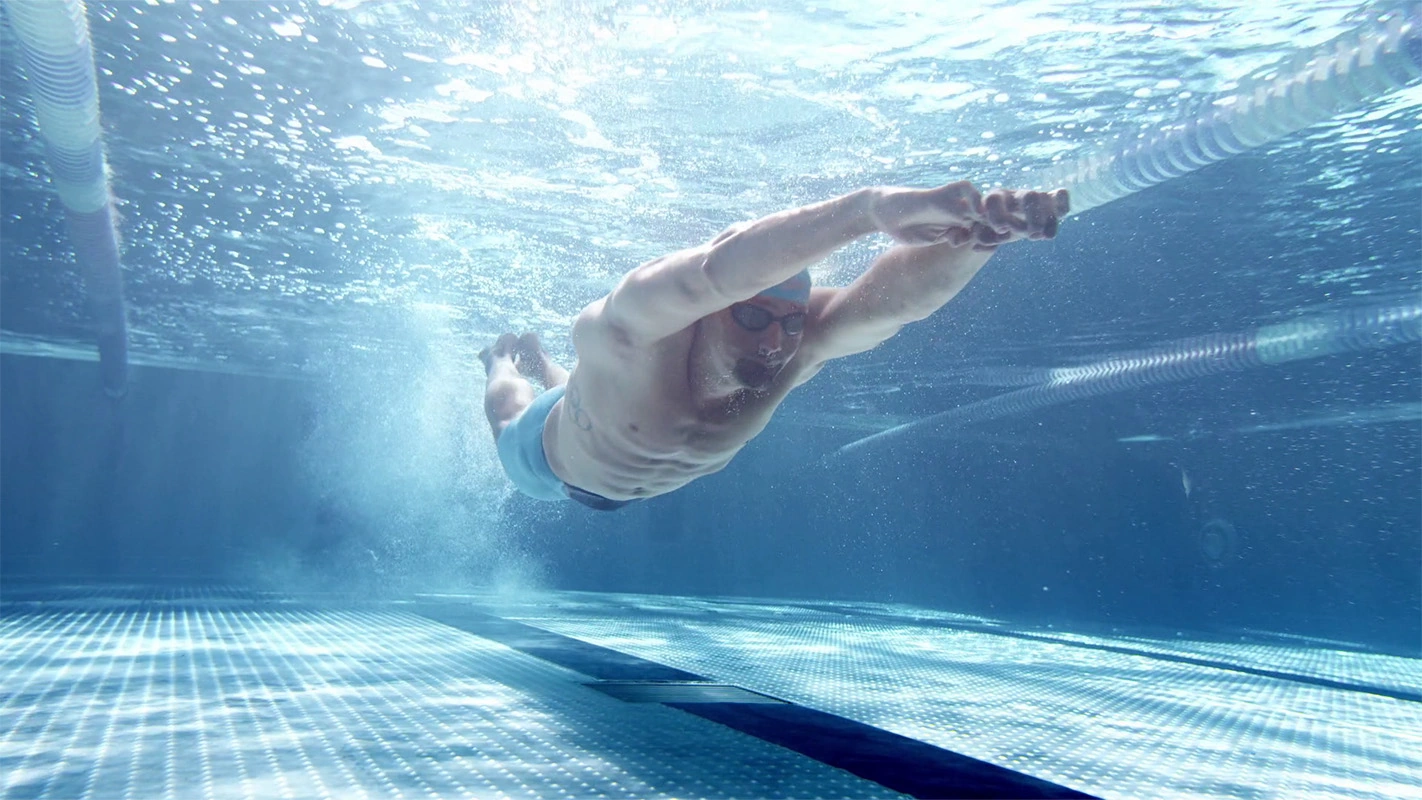 Imagefilm der Filmproduktion Panda Pictures aus München und Ulm für Speedo. Ein Schwimmer gleitet in gestreckter Haltung unter Wasser, eine klassische Einstellung, die Präzision und Eleganz im Sportfilm betont.