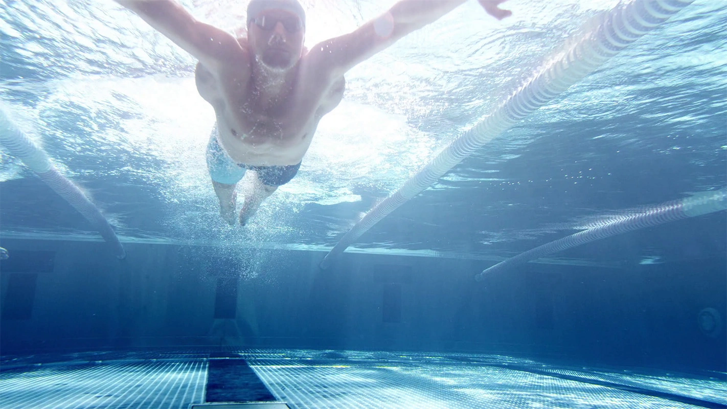 Imagefilm der Filmproduktion Panda Pictures aus München und Ulm für Speedo. Ein Schwimmer gleitet in gestreckter Haltung unter Wasser, eine klassische Einstellung, die Präzision und Eleganz im Sportfilm betont.