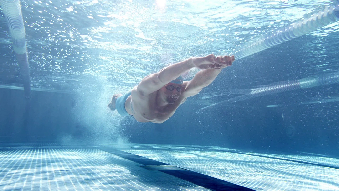 Imagefilm der Filmproduktion Panda Pictures aus München und Ulm für Speedo. Ein Schwimmer gleitet in Rückenlage unter Wasser, eine perfekte Inszenierung für ein dynamisches Filmbild.