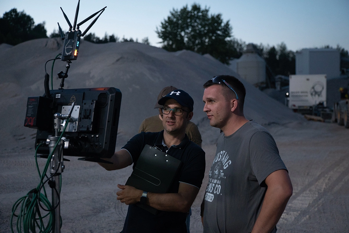 Imagefilm der Filmproduktion Panda Pictures aus München und Ulm für Maxikraft. Ein Executive Producer und ein Kunde begutachten gemeinsam die Szene auf einem Monitor, um die Einstellung zu perfektionieren.