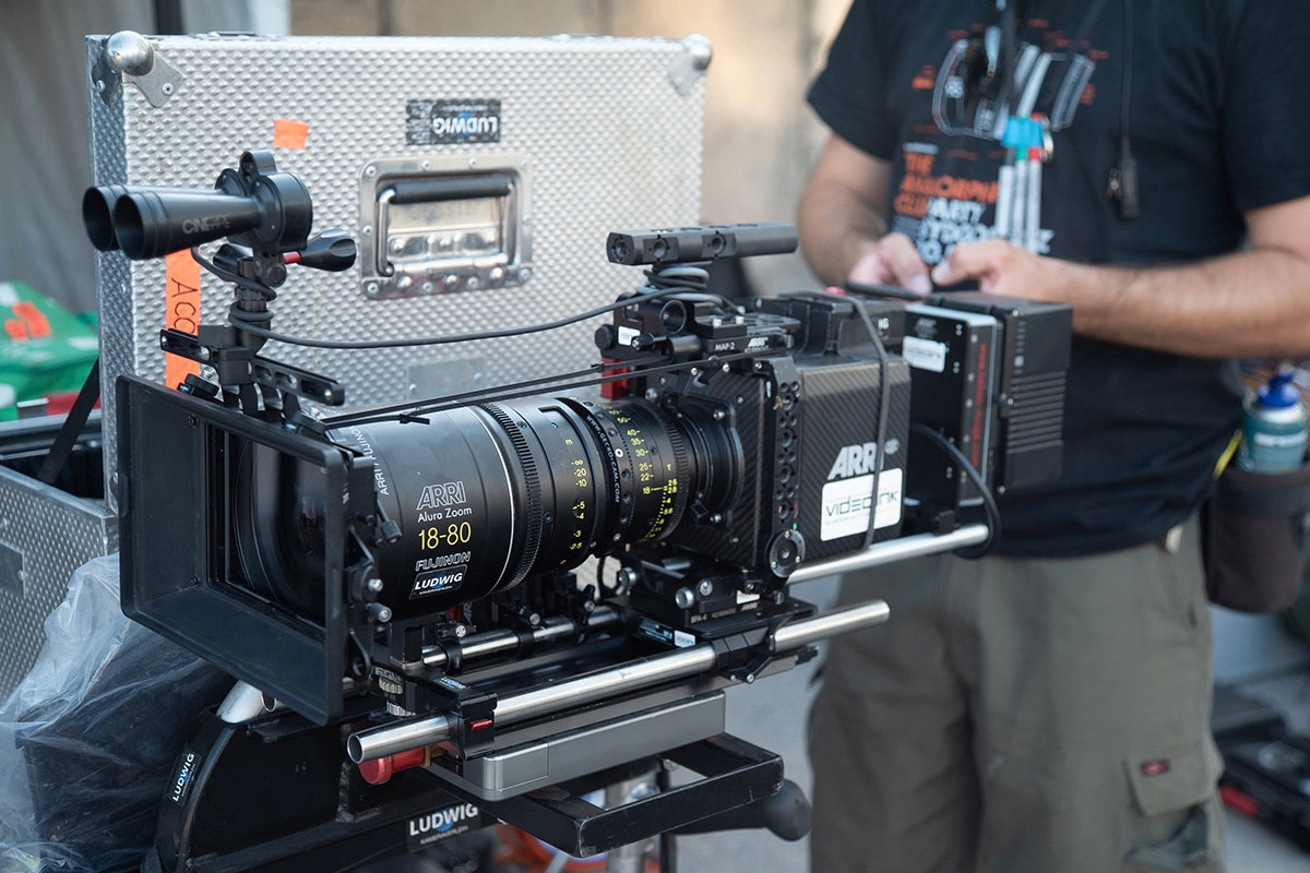 Imagefilm der Filmproduktion Panda Pictures aus München und Ulm für Maxikraft. Eine professionelle ARRI-Kamera mit großem Objektiv ist auf einem Dolly montiert, bereit für die nächsten Aufnahmen in der Filmproduktion.