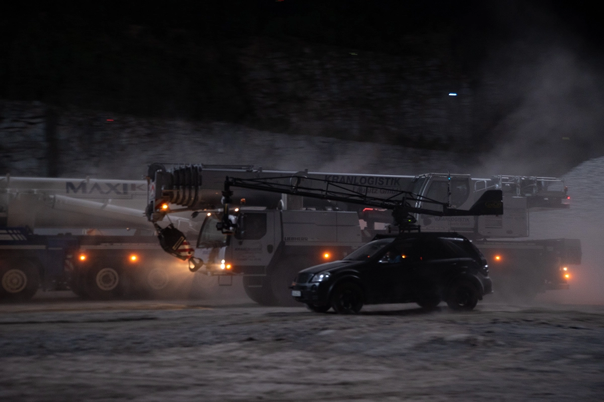 Imagefilm der Filmproduktion Panda Pictures aus München und Ulm für Maxikraft. Ein CineCar bewegt sich dynamisch vor einem riesigen Kran in einer nächtlichen Szene, während Nebel die Lichtstimmung für die Filmaufnahme intensiviert.