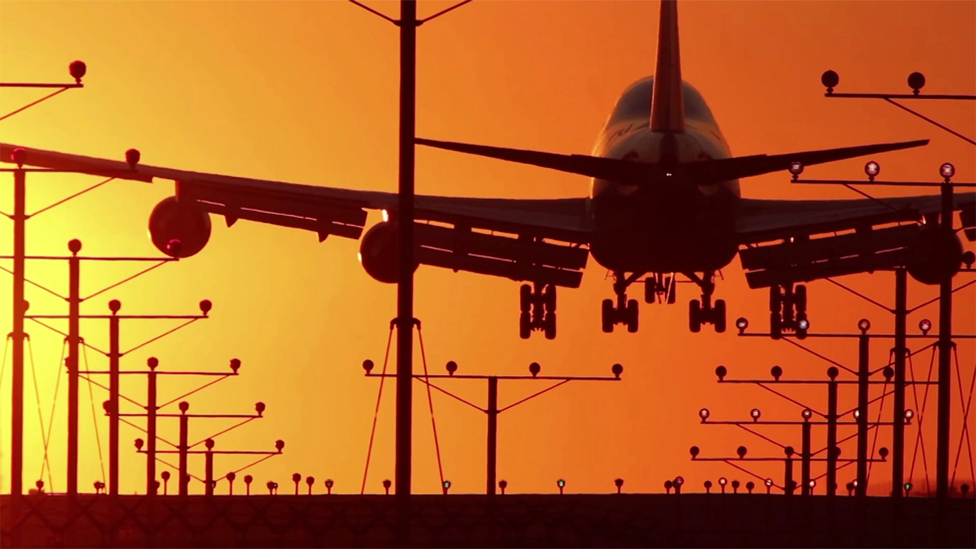 Imagefilm der Filmproduktion Panda Pictures aus München und Ulm für SupplyOn. Ein Flugzeug im Gegenlicht beim Landeanflug, die warme Lichtstimmung wurde durch gezieltes Grading in der Postproduktion verstärkt.