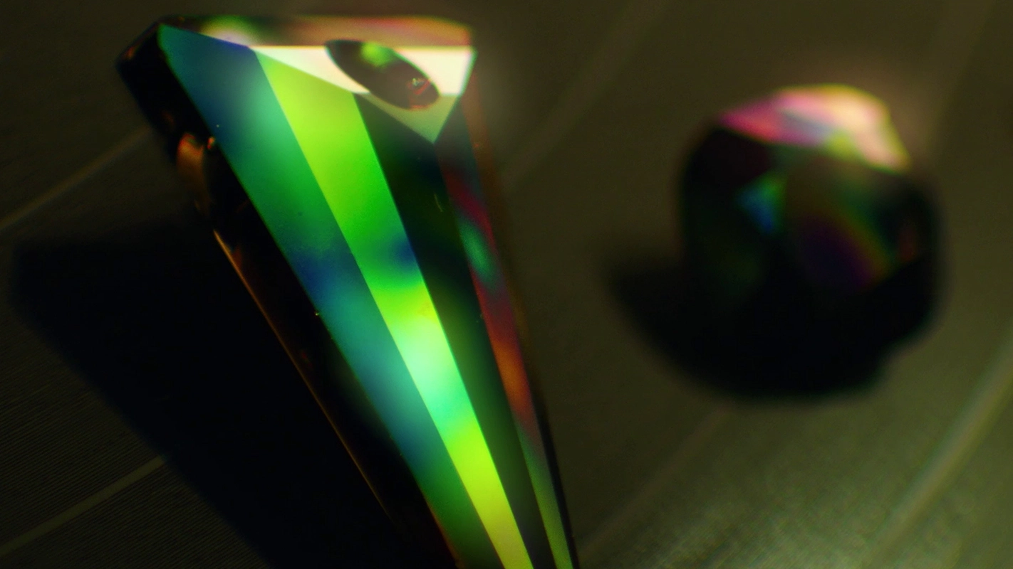 Filmproduktion Panda Pictures aus München und Ulm. Imagefilm von Swarovski. Ein länglicher, facettenreicher Kristall reflektiert bunte Lichter, eine faszinierende Makroaufnahme mit Lichtbrechung.