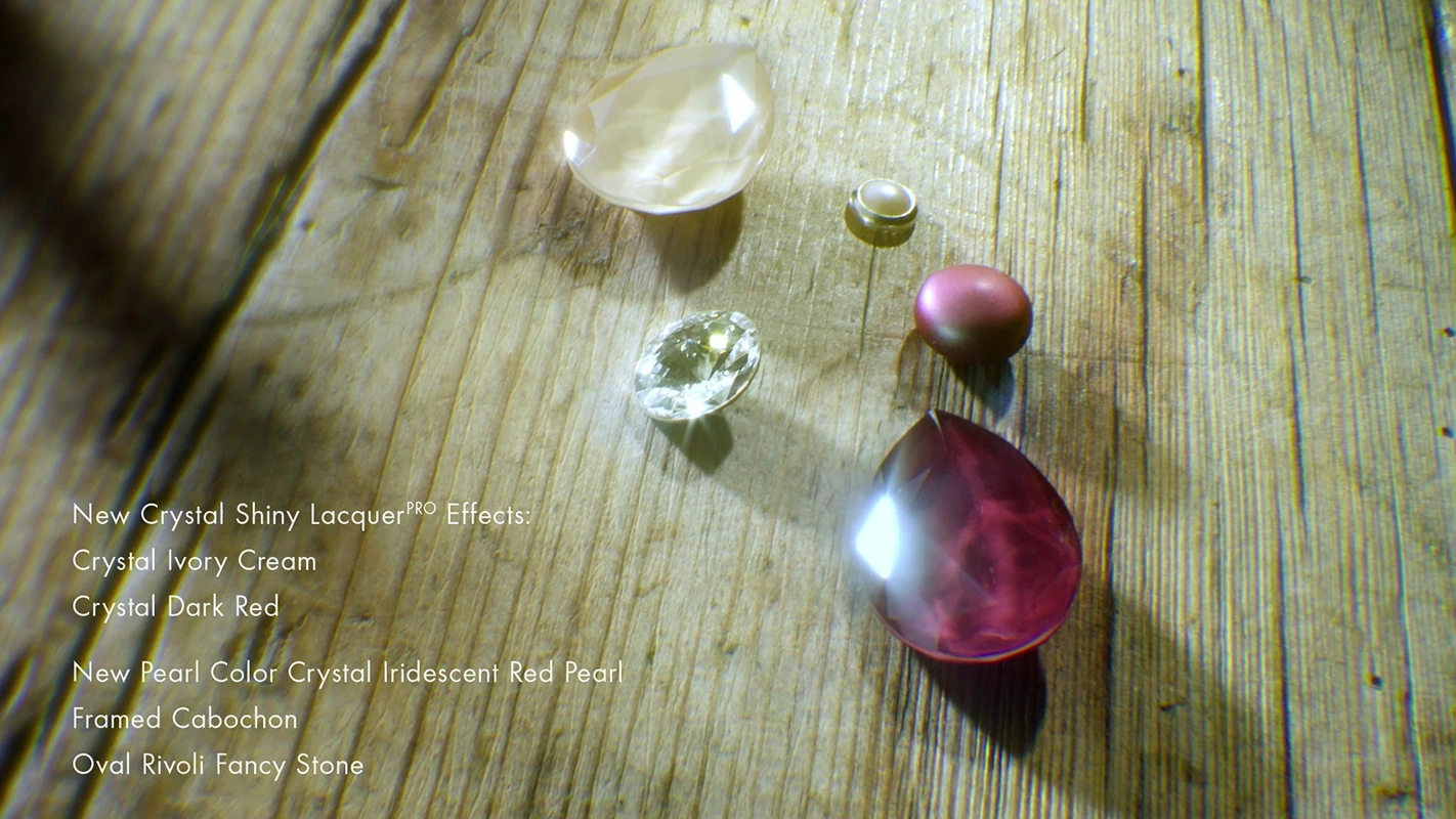 Filmproduktion Panda Pictures aus München und Ulm. Imagefilm von Swarovski. Verschiedene Kristalle und Perlen auf Holzuntergrund mit Textbeschreibung, eine informative Produktpräsentation mit elegantem Title Design.