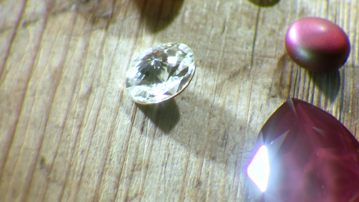 Filmproduktion Panda Pictures aus München und Ulm. Imagefilm von Swarovski. Verschiedene Edelsteine in unterschiedlichen Farben auf Holzuntergrund, eine detailreiche Produktinszenierung mit Tiefenschärfe.