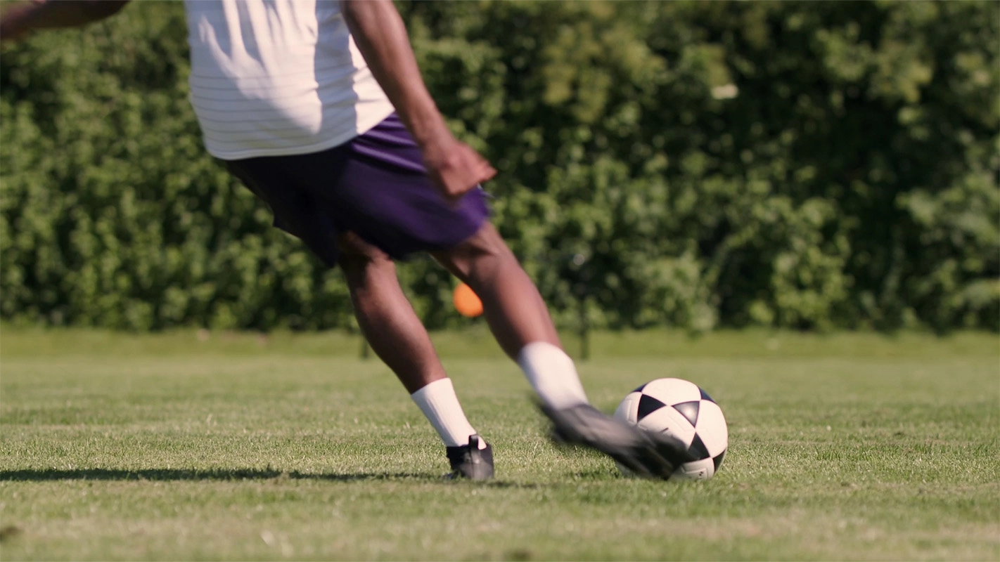 Produktfilm der Filmproduktion Panda Pictures aus München und Ulm für Hammer Sport. Ein Fußballspieler tritt den Ball in voller Bewegung, dynamisch eingefangen mit leichter Bewegungsunschärfe.