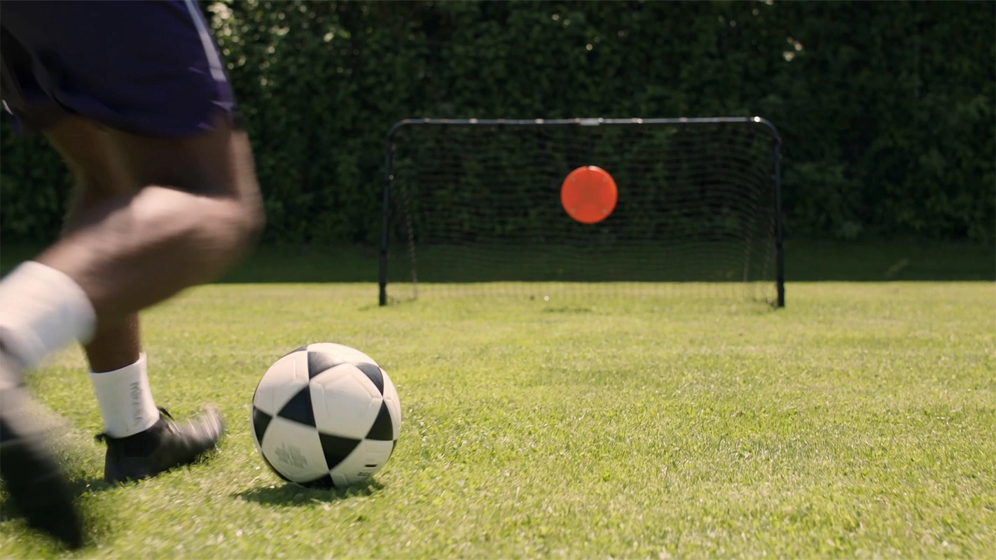 Produktfilm der Filmproduktion Panda Pictures aus München und Ulm für Hammer Sport. Ein Fußballspieler schießt präzise auf ein Tor, eine zielgerichtete Aufnahme für ein Sportproduktvideo.