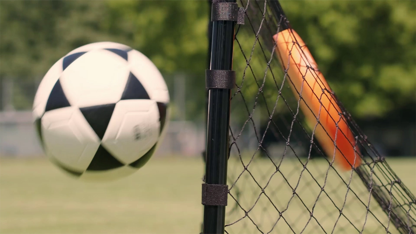 Produktfilm der Filmproduktion Panda Pictures aus München und Ulm für Hammer Sport. Ein Fußballspieler steht auf dem Rasen und hält den Ball, eine klare Einstellung für den Produktfilm.