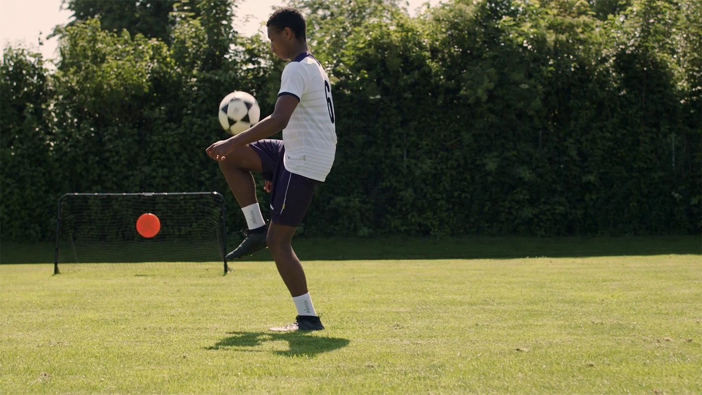 Produktfilm der Filmproduktion Panda Pictures aus München und Ulm für Hammer Sport. Ein Fußballspieler lässt den Ball auf seinen Oberschenkel springen, eine eindrucksvolle Momentaufnahme im Spielfluss.