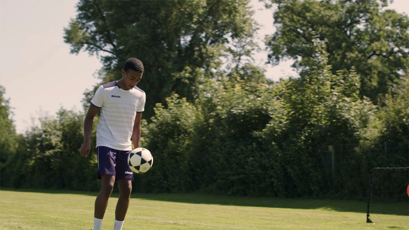Produktfilm der Filmproduktion Panda Pictures aus München und Ulm für Hammer Sport. Ein Fußballspieler jongliert den Ball auf dem Fuß, perfekt eingefangen für eine Demonstration von Ballkontrolle.