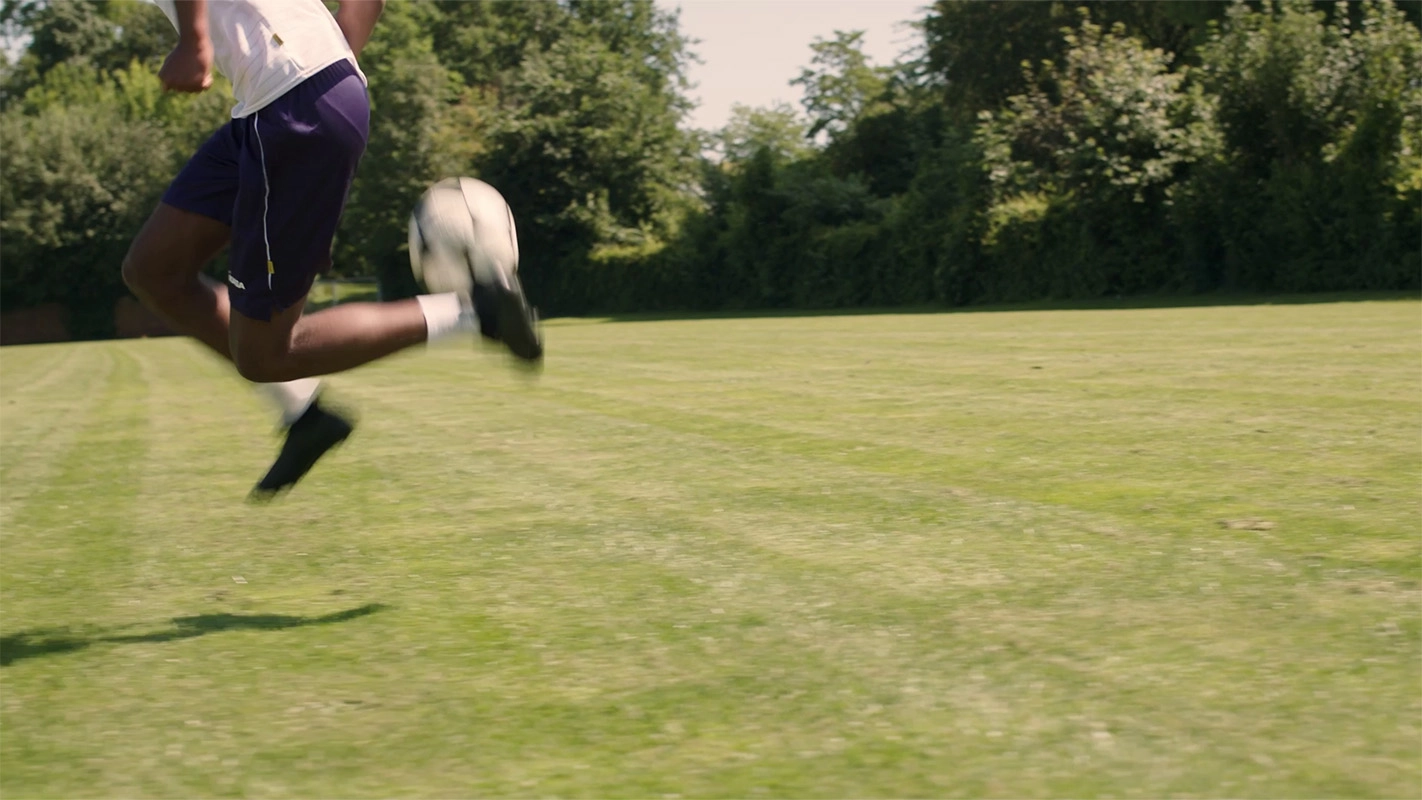 Produktfilm der Filmproduktion Panda Pictures aus München und Ulm für Hammer Sport. Ein Darsteller beim Fußballtraining konzentriert sich auf das Ziel, das mit einem Fokus-Pull akzentuiert wurde.