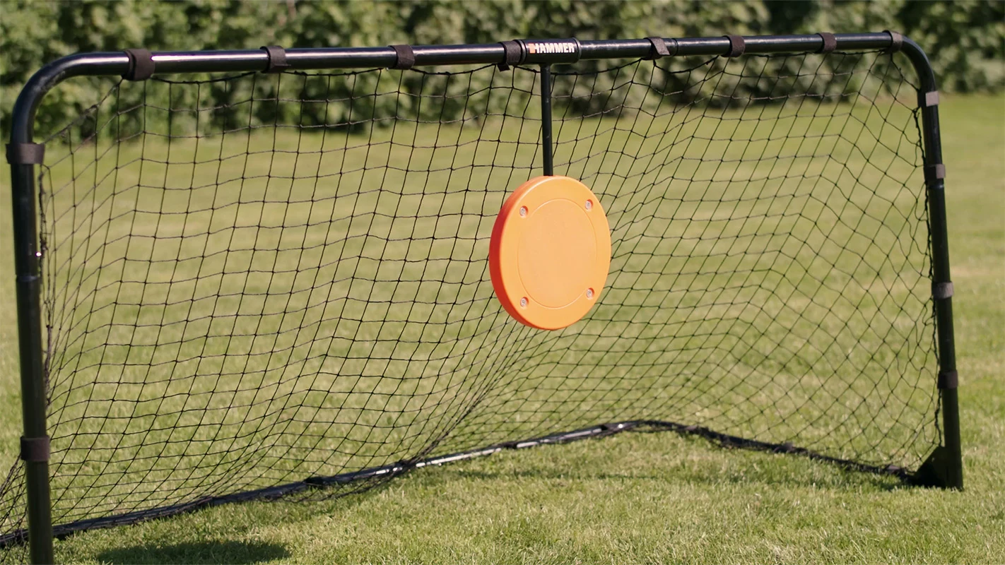 Produktfilm der Filmproduktion Panda Pictures aus München und Ulm für Hammer Sport. Ein Darsteller posiert selbstbewusst mit einem Fußball auf dem Rasen, eine starke Bildkomposition.